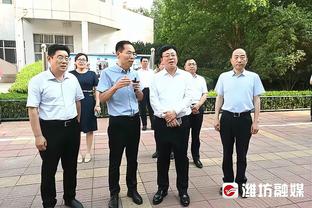 崴脚了！东契奇防守落地踩到里夫斯脚上不慎扭脚 坐在场边休息